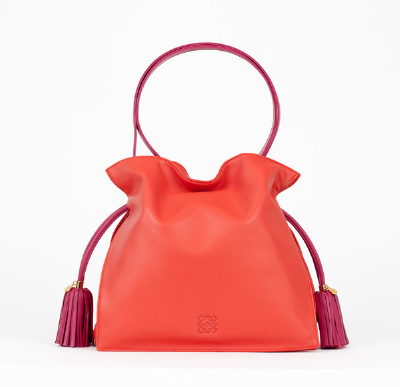 Loewe 2011早秋Flamenco手袋颇具玩味，Napa小羊皮鞣塑出俏皮而妩媚的包袋曲线，再衬以明快欢愉的缤纷色系。