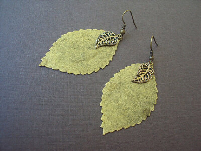 叶片状的耳钉<a class='shortlnk' href='/s/1a09b94494ea2b3' target='_blank' title='http://www.etsy.com/listing/75698487/vintage-bronze-dangle-leaves-earrings?ref=tre-507516016-2'>http://duitang.com/s/1a…
