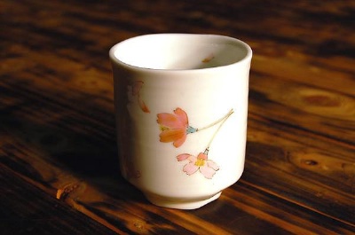人気女流作家 平野由佳さんが描くやさしいタッチの桜のお湯呑み