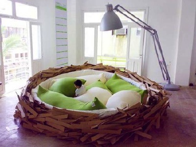 Even though it may be quite difficult to fly like a bird, it is really simple to live like a bird: get the Bird Nest Bed and jump into it! W