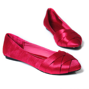 绸面绑带平底平跟单鞋 <a class='shortlnk' href='/s/1325d286ec9a0afda' target='_blank' title='http://item.tmall.com/item.htm?id=9721421409&ref=http%3A%2F%2Fhuabao.taobao.com%2Ffashion%2Fd-3864…