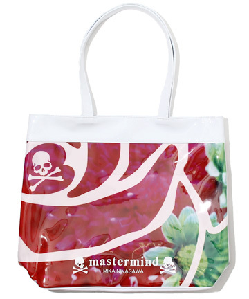 mastermind JAPAN与女性设计师蜷川实花的惊艳合作，催生了此款限量100个的BEACH BAG与BEACH TOWEL，白色的BEACH BAG图案为蜷川实花招牌的花朵作品不过中间的图案换成了心形的玫瑰花图案，配套的BEACH TOWEL也同样是…