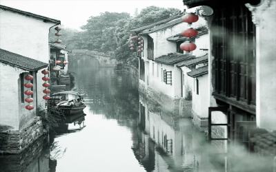 春水碧于天，画船听雨眠。 万家掩映翠微间，处处水潺潺。