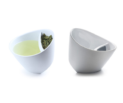 这是一个巧妙的设计，很喜欢，简单的设计就完成了泡茶的过程，设计师将一个杯子划分为两个部分，杯子的底部由两个斜面组成，当泡茶的时候把杯子倒向于泡茶的一边即可，泡完之后向另一边倾斜即可过滤出茶水，很轻松的…