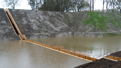荷兰RO & AD 事务所设计的“跑渠桥”Sunken Pedestrian Bridge，获得了荷兰建筑师联盟“2011年年度建筑奖”。“如果修一座桥越过防御水系，显然不太合适，尤其是这座桥正好是从过去敌人入侵的方向引导游客去城堡的。…