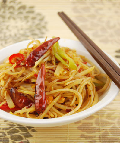 酸辣土豆丝 ~我的最爱。原料:土豆丝250克（用冷水浸泡）、干辣椒5个、半根青椒、半根红椒、葱花少许、盐1茶匙、白醋1汤匙、鸡精1/2茶匙、生抽1汤匙、油辣子2汤匙（不能吃辣的可以少放）。做法：1、锅中烧热，倒入适…