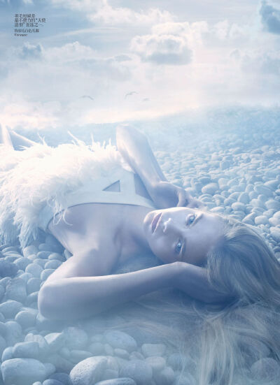 Vogue China 2011年12月刊 <天使降临>,羽毛白色礼服来自Versace.