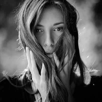  <Asking>,摄影来自Alex Dylikowski.