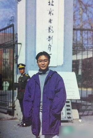 1992年3月，张国荣来到北京学习京剧，同时，他还努力迅速减肥（再想想黎明那个胖梅兰芳，唉），成果明显。这一切都是为了一部新戏——《霸王别姬》。那时候的北京还有点冷，但不影响他的好心情，因此，有了他戴着眼…
