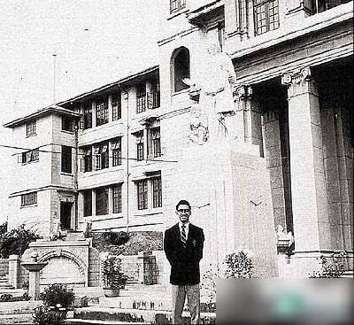 黄霑父亲安排儿子就读自己学系的喇沙书院。而黄霑在学校却和李小龙大打出手，结果当然是被打得伤痕累累。多年后，黄霑和小龙哥的嫂子林燕妮爱得如痴如狂……