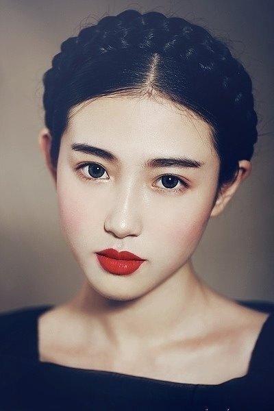 小红唇，大复古。一下子就被这张图所打动。