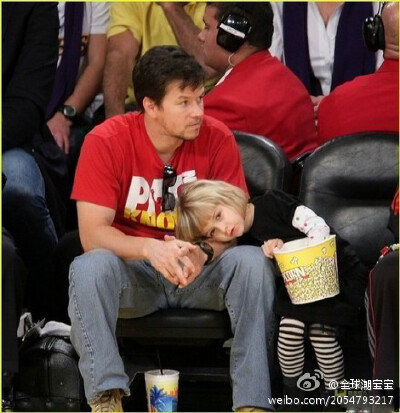 如果你是一位父亲，下班回家，你会先向妻子还是孩子表达你的问候？请一定要先问候你的妻子，再去拥抱你的孩子。你要通过各种场合向你的孩子表明，你非常爱你的妻子。当你以夫妻关系为第一位时，你的孩子就自然不会以…