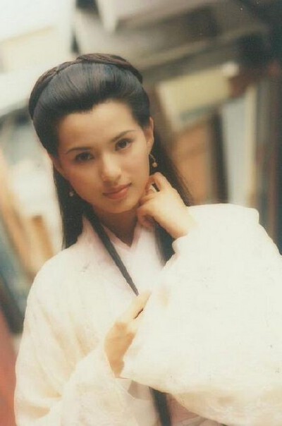 小龙女是武侠小说里最美的人，李若彤演的最贴切。 李若彤