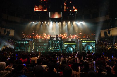 <2011.12.23~12.26 2011.12.30~12.31 2012.1.1>五月天諾亞方舟演唱會首航台北連開七場（堅持小巨蛋破盤480元最低票價，撐破小巨蛋單一個唱9萬人次最高紀錄，突破小巨蛋第一次連辦七場場次紀錄）