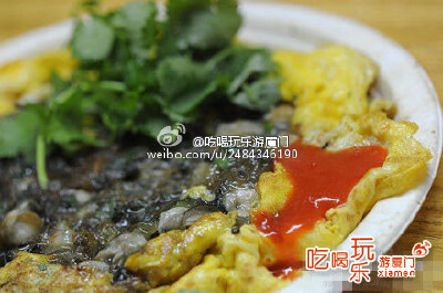 【厦门海蛎煎做法】1）海蛎洗净沥干，4根大蒜叶切碎片，一同放入碗中加一勺酱油；2）放入六勺地瓜粉，加水，将食材拌均；3）锅内入油，9成热后将所有食材倒锅中；4）待饼状的海蛎煎周边开始微微焦黄后，再翻面；5）…
