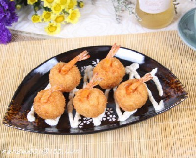 1.小明虾去头，只留下尾巴部分其余部分去皮2.虾仁剁碎+生粉+鸡蛋+用盐、鲜贝粉、料酒拌好，待用3.把沙律酱调料混在一起搅匀，装到塑料袋里，再把塑料袋的一边角落用剪刀剪掉一个小孔，以便挤出沙律酱。4.把拌好的虾…