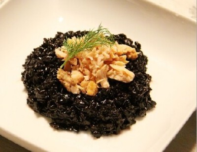 1.锅中倒入橄榄油+奶油，待奶油化了放入蒜沫跟洋葱沫用小火清炒，蔬菜熟至8成放入事先准备好的黑米（泡过的，炒得过程中会粘锅哦），在锅中炒2~3分钟后+牛奶+鸡汤（汤要漫过黑米）+少许盐，然后盖上盖子用猛火焖25分…