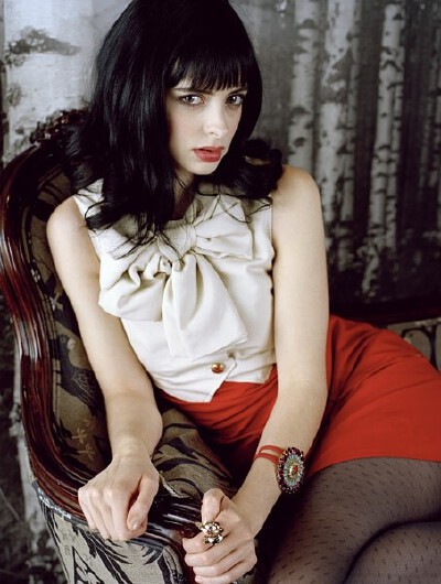 Mly.克里斯滕·蕊特 Krysten Ritter,出生日期: 1981-12-16 出生地: 美国,宾夕法尼亚州,布卢姆斯堡 职业: 演员。她参演过《赌城无记事》、《27宜嫁》、《一个购物狂的自白》等电影，也在许多电视剧中露面，如《吉尔莫…