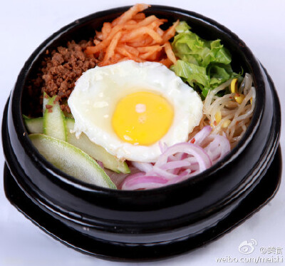 原料:石锅,白米饭,鸡蛋,韩国红辣椒酱适量.做法:1,将配菜切丝,或热水焯熟,或过热油清炒.2,将鸡蛋煎至蛋黄看上去凝结.3、米饭放入石锅前,在锅底涂层油,再将米饭平铺放入.4,将蛋,菜平铺于米饭上,将石锅放在火上加热,直…