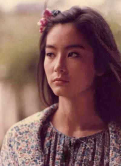 林青霞曾被誉为东南亚第一美女，拍过一百多部电影，角色从青春玉女演到女侠，并且凭借《滚滚红尘》获得台湾电影金马奖最佳女主角奖。1992年，林青霞以《笑傲江湖Ⅱ之东方不败》再攀事业高峰。