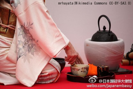 “一期一会（ichigo-ichie）”，是来自日本茶道的谚语。茶道宗师千利休在修习茶道时悟到，这样相见的时刻，再也不会重来，只有一次，所以要珍惜此时此刻，做出最好的茶道。“一期”表示人的一生，“一会”意味着仅有一次机会。这个谚语也在提醒人们要珍惜每个瞬间的机缘。