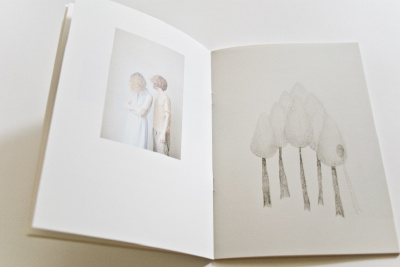 Stil Licht by Ananda Serné 1988年生于荷兰。她在一条游历欧洲的船上长大。现在她仍然经常旅行。她的作品灵感源自乡愁，以及四处旅行的愿望。Stil Licht在荷兰语中意为“寂静的光”。这本书收录了Ananda Serné的摄…
