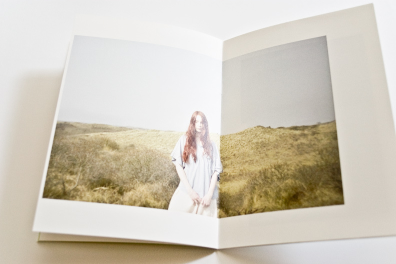 Stil Licht by Ananda Serné 1988年生于荷兰。她在一条游历欧洲的船上长大。现在她仍然经常旅行。她的作品灵感源自乡愁，以及四处旅行的愿望。Stil Licht在荷兰语中意为“寂静的光”。这本书收录了Ananda Serné的摄影和绘画作品。