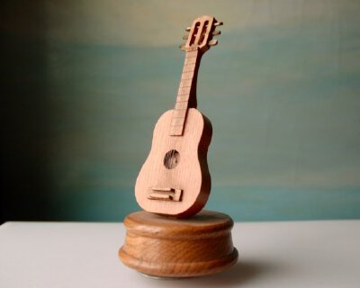 Vintage Music Box Guitar 是个音乐盒吗