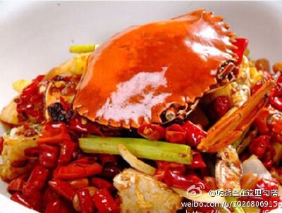 【香辣炒蟹】1、活肉蟹从腹脐处取壳,去净内脏及鳃叶,宰去腿尖及壳沿,洗净后,将蟹斩成八块,加入适量精盐,料酒拌匀；2、锅置旺火上,烧精炼油至五成油温,然后将蟹块斩口处粘裹上干细淀粉,入油锅内浸炸至熟(蟹壳同时成熟…