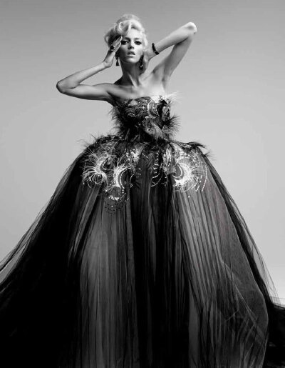 Anja Rubik 演绎 Vogue 日本版 2012年5月刊 Dior Couture