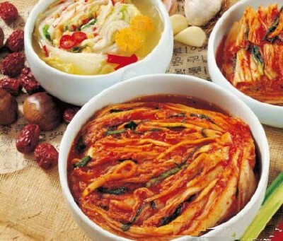 【自制泡菜】1、将罐子洗净擦干，白菜剖成两半，在其表面均匀抹盐，放置一夜后挤干水份，梨、苹果洗净切块。2、搅拌机中放入苹果、梨、姜片、蒜瓣，加入少许白酒，打成泥，取出后加入辣椒粉搅匀，制成辣酱。3、将辣…