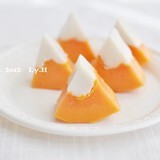 小小H做过的椰子木瓜冻吉利丁片提前5分钟泡在冷水里至变软 木瓜洗净表面，将蒂部往下约5cm横切开露出内部的籽，用长柄的小勺仔细将籽全部挖出 椰浆和糖放在厚底奶锅中，中火煮至刚刚沸腾后关火，轻搅至糖融化 将泡软…