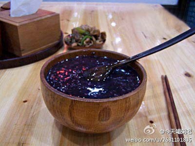 【黑豆核桃粥】补气养血，改善疲劳~累了一天了，回家喝碗养生粥怎么样？！做法:①将黑豆50g用清水泡软，大米100g淘洗干净，核桃仁30g捣碎；②锅内加水适量，放入大米、黑豆、核桃仁、大枣6枚共煮，至大米黑豆开花即…