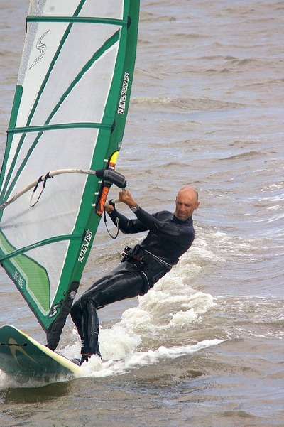 windsurfing 风帆冲浪运动； sailboard 风帆船