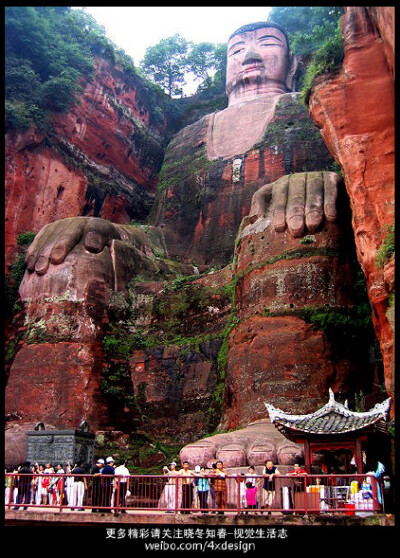乐山大佛。气场太强大啦。我要拜一拜。更多精彩请关注@晓冬知春-视觉生活志