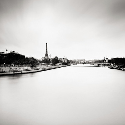 灰白色調のParis Tower