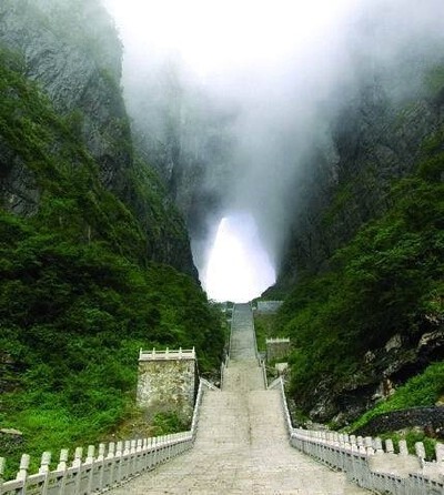 六月，去张家界旅行 原因：三千奇峰拔地而起，八百溪流蜿蜒曲折，融峰，林，洞，瀑于一身，集秀，幽，野，险为一体，可谓“五步一个景，十步一重天”，张家界被中外游人誉为“扩大的盆景，缩小的仙境”。