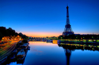 被燈光擁護下的のParis Tower"<几時置身於繁華都市，最初的心永遠也不變>——"出淤泥而不染，濯清漣而不妖"