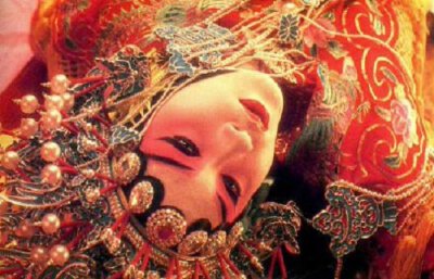 《霸王别姬》——“小尼姑年方二八，正青春被师傅削去了头发。我本是女娇娥，又不是男儿郎。为何腰系黄绦，身穿直裰？见人家夫妻们洒落，一对对着锦穿罗，不由人心急似火，奴把袈裟扯破。”