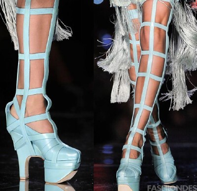 Gaultier Couture Shoes，就算是做高级定制服，JPG老爷子也永远不会落下S&amp;M主题！