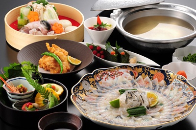 大分名河豚料理店【良の家】在大分，从平民的河豚店到高级河豚店应有尽有，但是这家店的河豚“是在富裕的水道的急流中养育长大的”。味道、口感有压倒性的优势。刺身和鱼肝一起调味品尝更是美味。 地址：大分县大分市大字牧1538-3