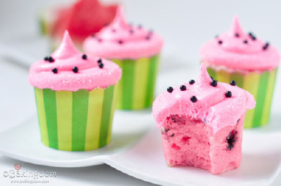 西瓜口味的cupcake~ 萌~~！ via汤不热