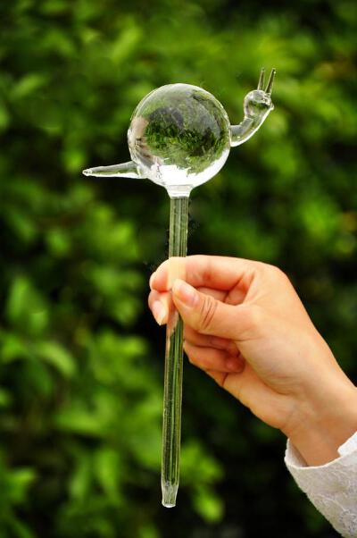 神奇的【蜗牛浇花器】，外出时只需将装满水的蜗牛直接插入到土壤，蜗牛就会提供给植物每天所需要的水分了，正常可以提供给植物一个月左右的水分哦。