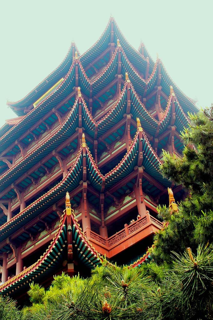 黄鹤楼位于武汉市蛇山的黄鹤矶头，面对鹦鹉洲，与湖南岳阳楼、江西滕王阁合称中国三大名楼。相传始建于三国时期，历代屡毁屡建。现楼为 1981年重建，楼址仍在蛇山头。主楼高 49 米，共五层，攒尖顶，层层飞檐，四望如一。底层外檐柱对径为 30米，中部大厅正面墙上设大片浮雕，表现历代有关黄鹤楼的神话传说 ；三层设夹层回廊，陈列有关诗词书画；二、三、四层外有四面回廊，可供游人远眺；五层为 望厅，可在此观赏大江景色。附属建筑有仙枣亭、石照亭、黄鹤归来小景等。