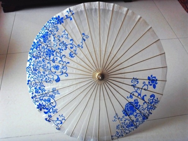  煮一壶茶 折一枝白梅花 撑一把青伞泠泠雨落下 香桃木开满坟前惹风沙 谁的思念在石碑上发芽