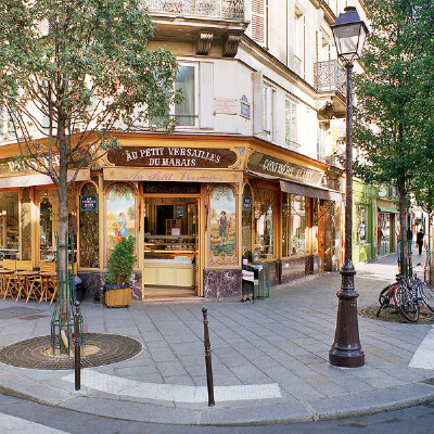 AU PETIT VERSAILLES名為「小凡爾賽」的麵包店，充滿懷舊的法式古典風格，他們供應好吃傳統的長棍麵包。