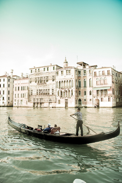 威尼斯gondola (by scpgt)，義大利東北部著名的旅遊與工業城市，島上共有150條運河穿梭在整個島嶼，橋樑更高達數百座之多，當初來建城的先民，是為了躲避蠻族迫害，才會移居海水圍繞的島上，是歐洲最浪漫的城市之一.…