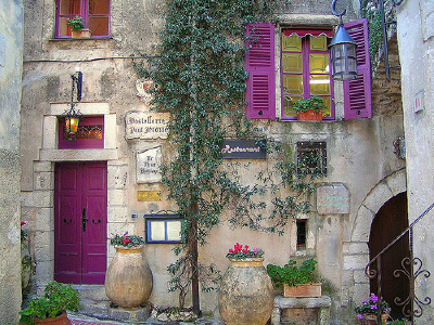 幾乎是紫色代名詞，普羅旺斯（Provence）是古羅馬的一個行省，現為法國東南部的一個地區，毗鄰地中海，和義大利接壤，最接近天堂的地方...