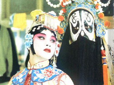 “‘你可真是不疯魔不成活。唱戏得疯魔，不假，可要是活着也疯魔，在这人世上，在这凡人堆里，咱们可怎么活呀’段小楼本是抚慰程蝶衣，却又一次说透了程蝶衣的命运。他是戏痴，戏迷，活在戏里，却忘了人世上唱到了哪…