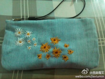 旧牛仔裤做的手包，绣几朵雏菊，很清新很文艺啊